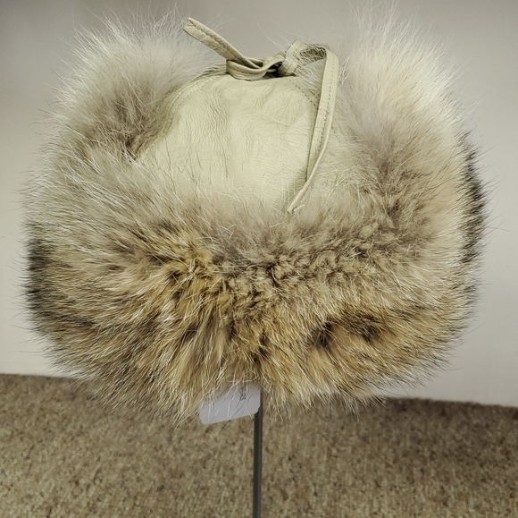 Coyote Fur and Leather Trooper Hat - Picture 4 of 6